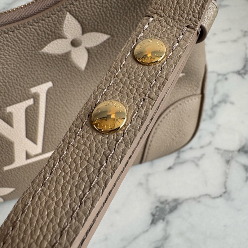 LV M13224斑鳩灰腋下半月包 超美✨✨-31