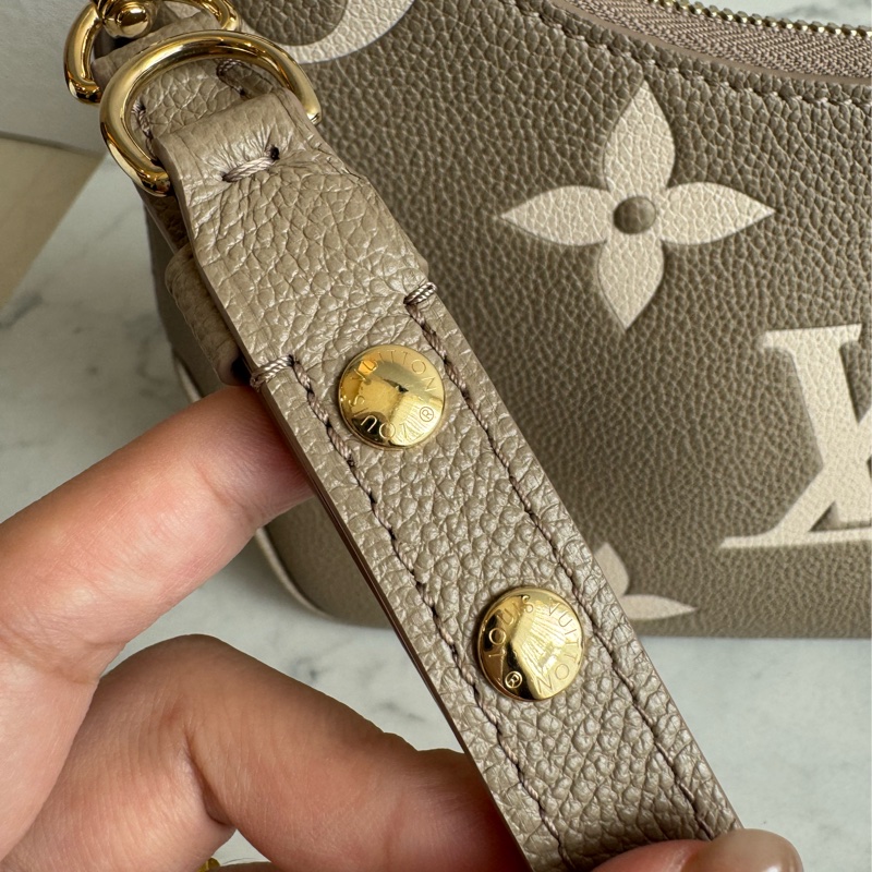 LV M13224斑鳩灰腋下半月包 超美✨✨-32