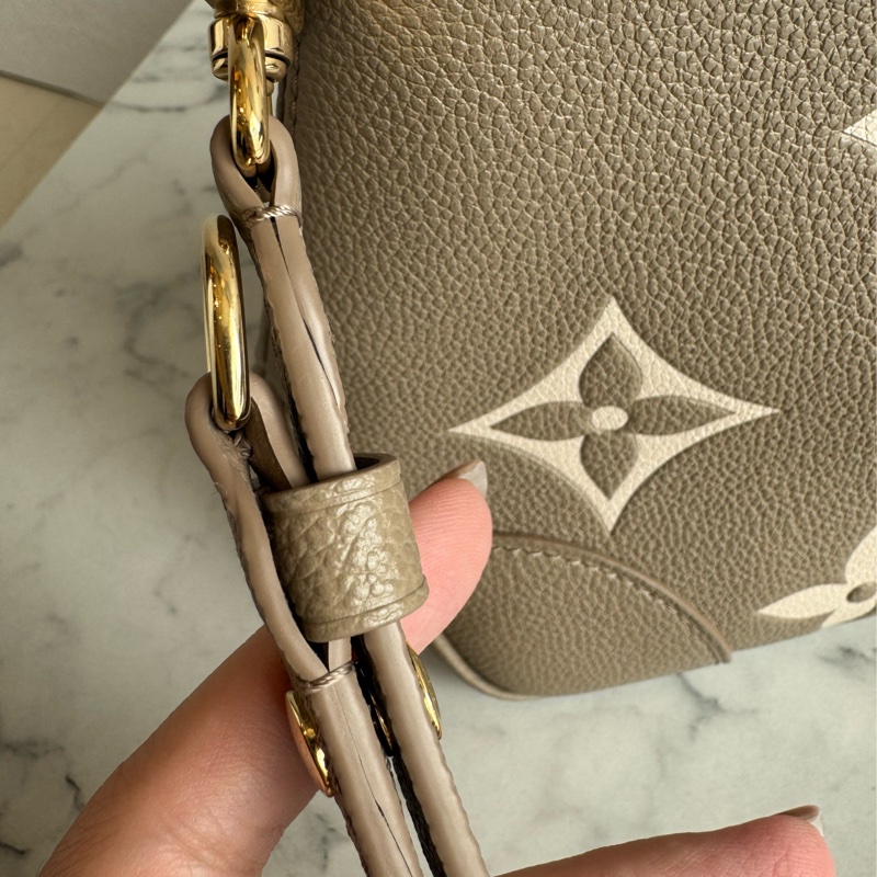 LV M13224斑鳩灰腋下半月包 超美✨✨-34