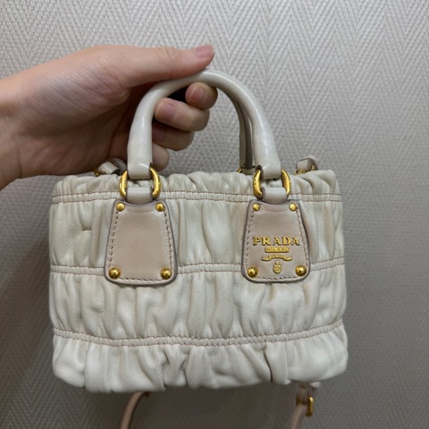 Prada 裸色羊皮抓皺高菲迷你手提斜背包