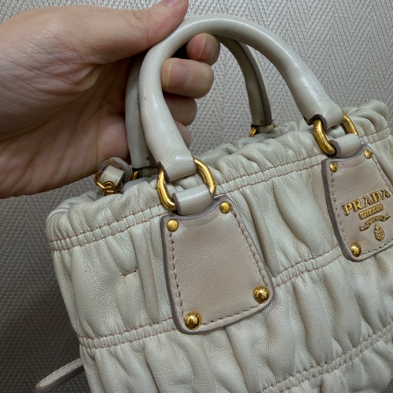 Prada 裸色羊皮抓皺高菲迷你手提斜背包-2