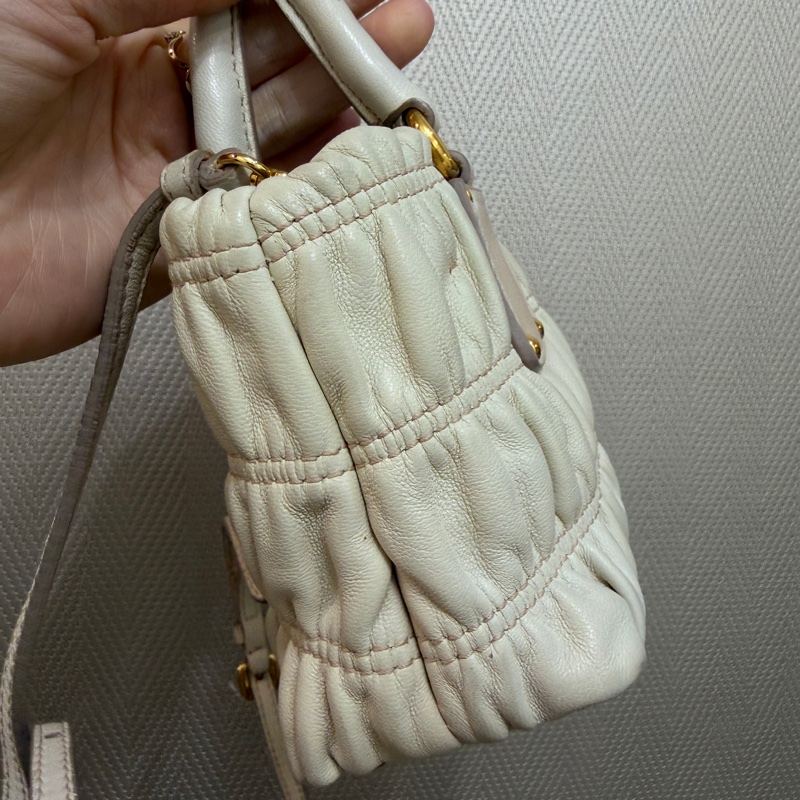 Prada 裸色羊皮抓皺高菲迷你手提斜背包-3