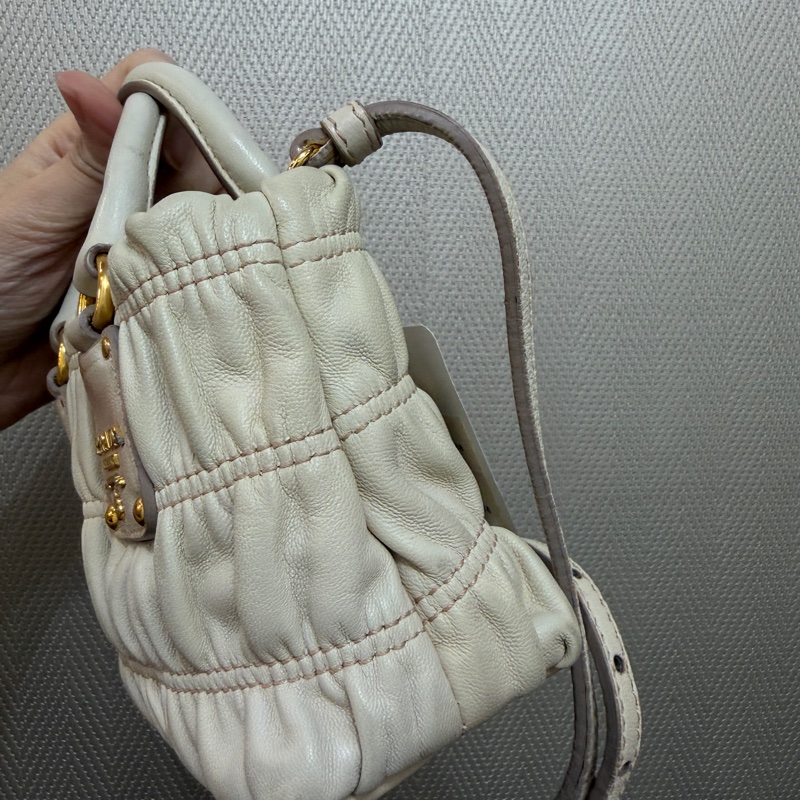 Prada 裸色羊皮抓皺高菲迷你手提斜背包-4