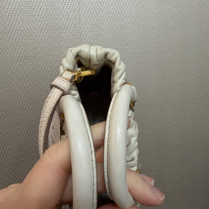 Prada 裸色羊皮抓皺高菲迷你手提斜背包-6