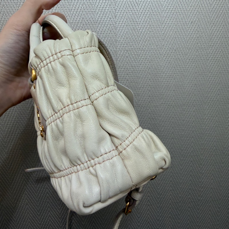 Prada 裸色羊皮抓皺高菲迷你手提斜背包-7