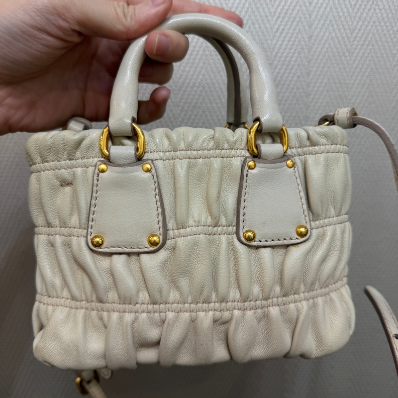 Prada 裸色羊皮抓皺高菲迷你手提斜背包-8