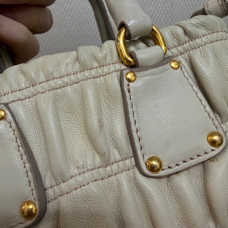 Prada 裸色羊皮抓皺高菲迷你手提斜背包-9