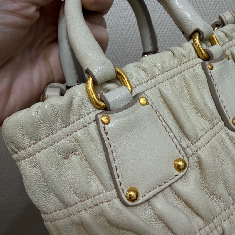 Prada 裸色羊皮抓皺高菲迷你手提斜背包-10