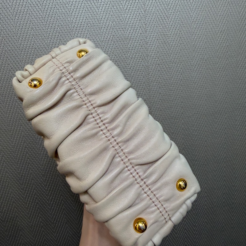 Prada 裸色羊皮抓皺高菲迷你手提斜背包-11