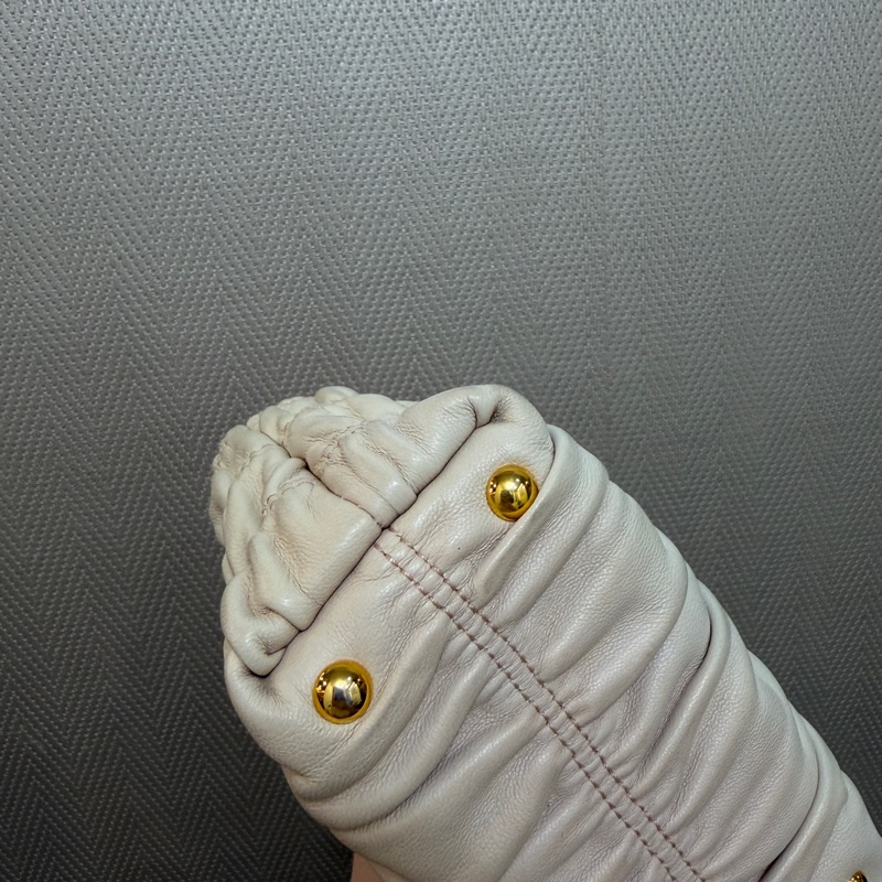 Prada 裸色羊皮抓皺高菲迷你手提斜背包-12