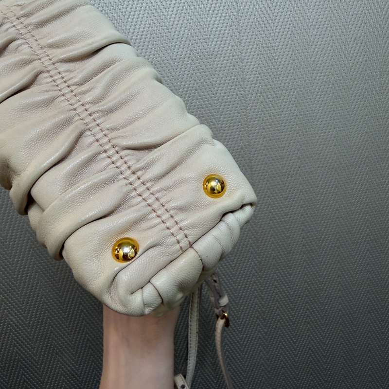 Prada 裸色羊皮抓皺高菲迷你手提斜背包-13