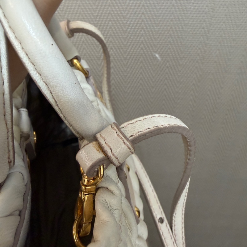 Prada 裸色羊皮抓皺高菲迷你手提斜背包-14