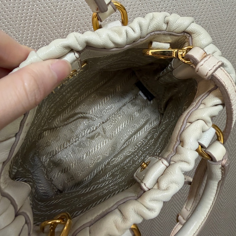 Prada 裸色羊皮抓皺高菲迷你手提斜背包-15