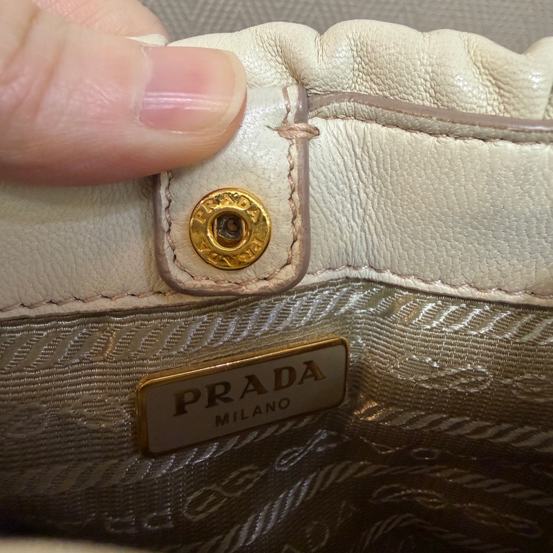 Prada 裸色羊皮抓皺高菲迷你手提斜背包-16