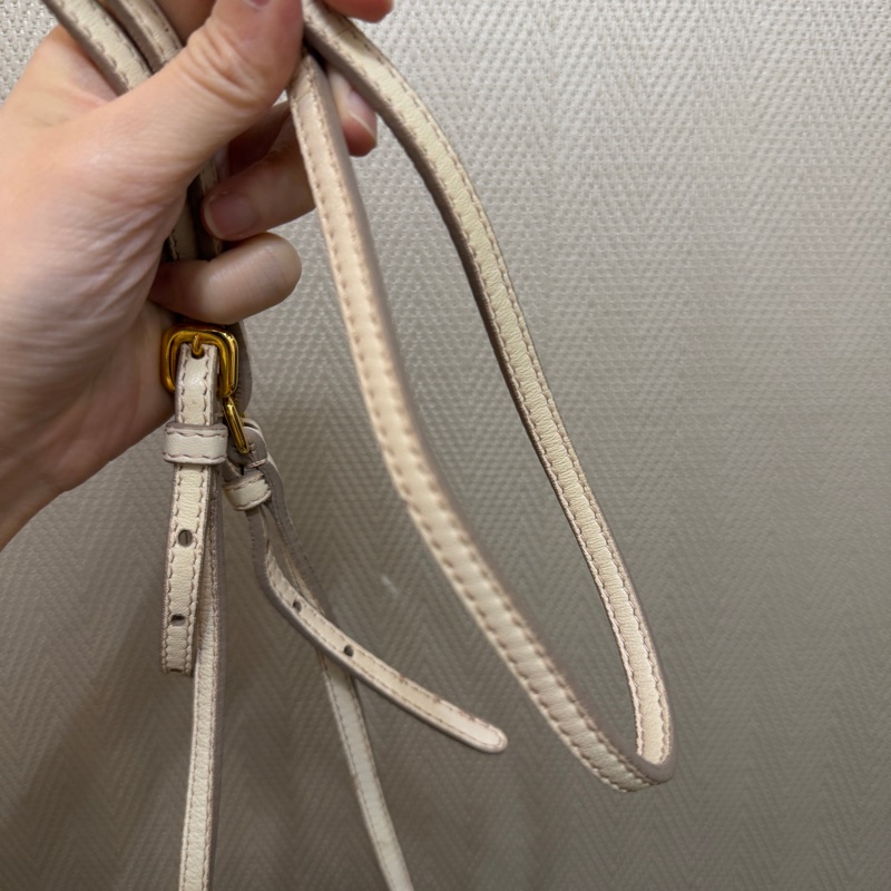 Prada 裸色羊皮抓皺高菲迷你手提斜背包-19