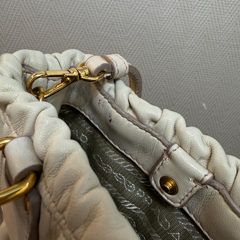 Prada 裸色羊皮抓皺高菲迷你手提斜背包-21