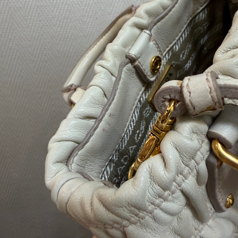 Prada 裸色羊皮抓皺高菲迷你手提斜背包-22