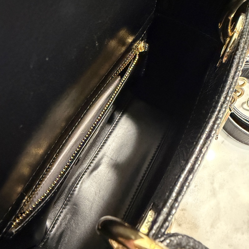 Dior 黑蜥蜴皮淡金釦Lady Dior小號手提斜背包-13