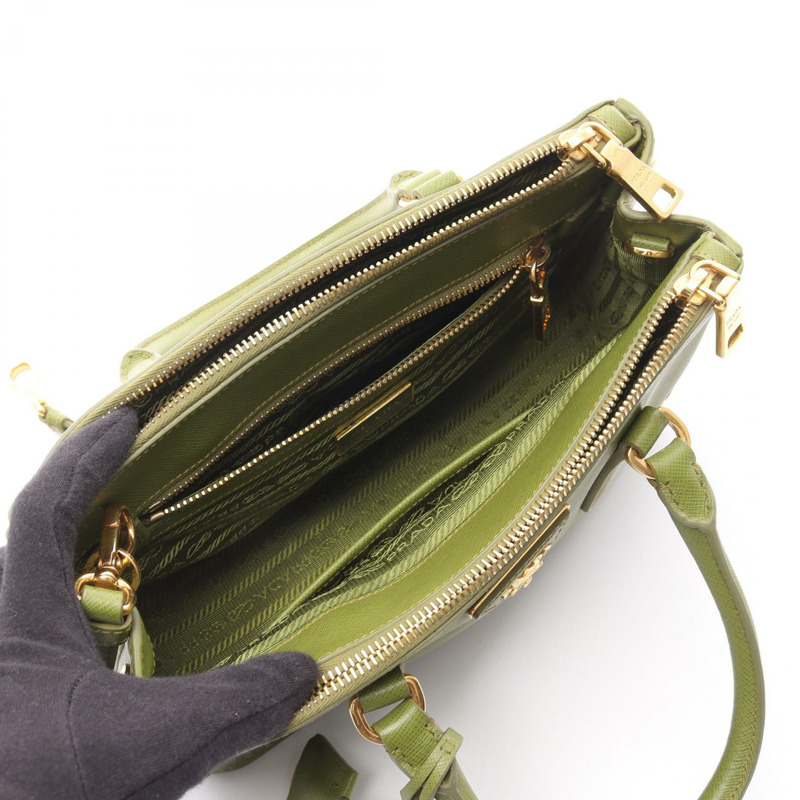 PRADA SAFFIANO LUX Galleria 肩挎斜背包，卡其色皮革，帶品牌標誌，二手-2