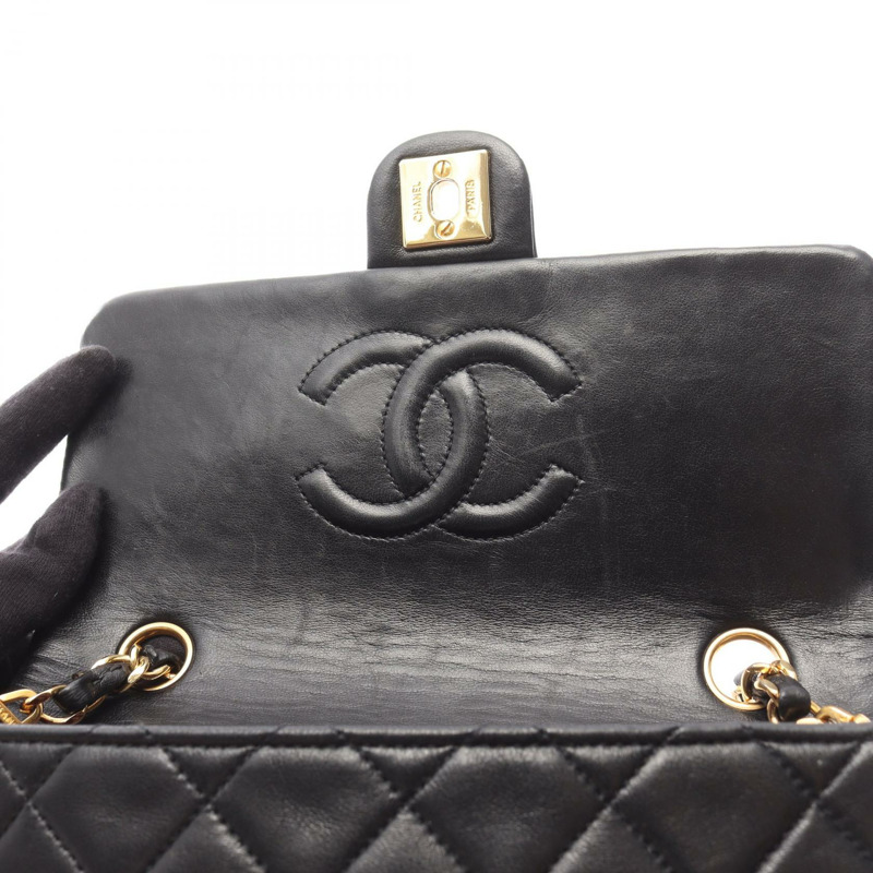 香奈兒 (CHANEL) 迷你絎縫 20 鏈條肩背斜背包，黑色皮革，金色五金，二手 CC-7