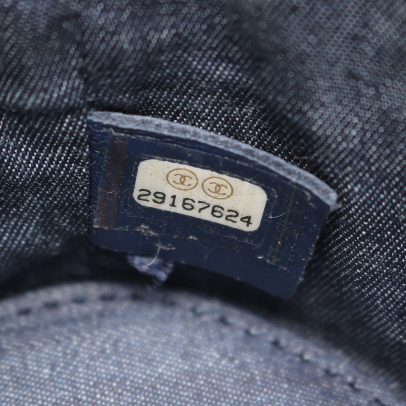 香奈兒 (CHANEL) 絎縫鏈條肩背斜背化妝包，羊皮材質，白色，金色五金，二手-4