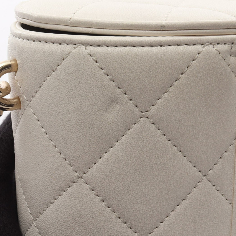香奈兒 (CHANEL) 絎縫鏈條肩背斜背化妝包，羊皮材質，白色，金色五金，二手-9