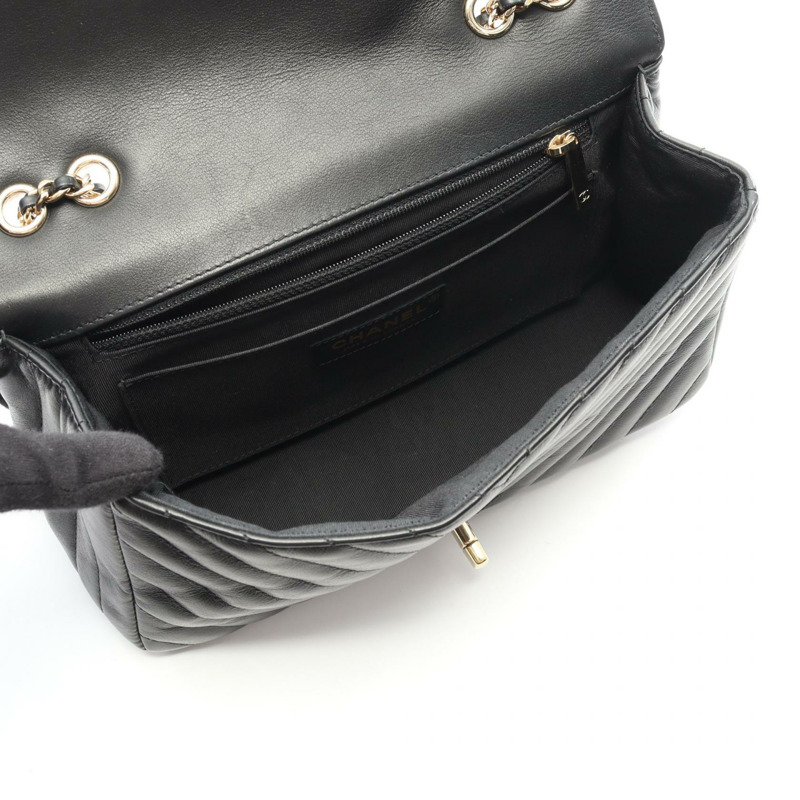 香奈兒 (CHANEL) 黑色羊皮人字紋V型縫線全翻蓋肩背包，二手女款，金色五金配件-2