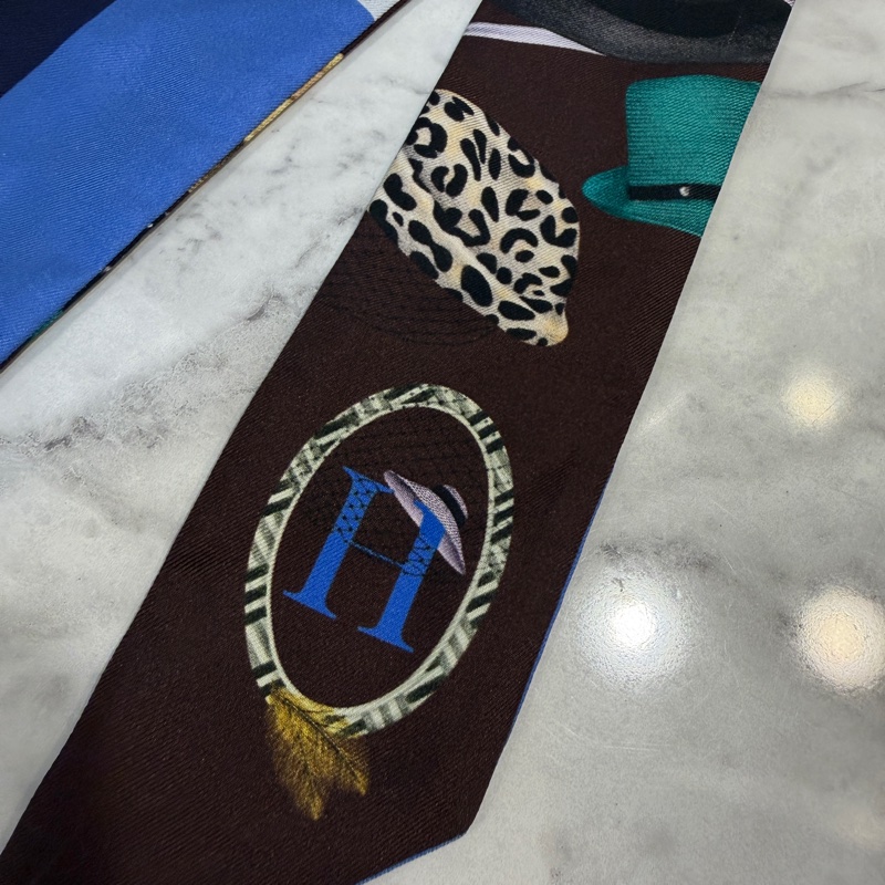 Dior 咖啡底各式帽子圖案拼深淺藍Twilly-1