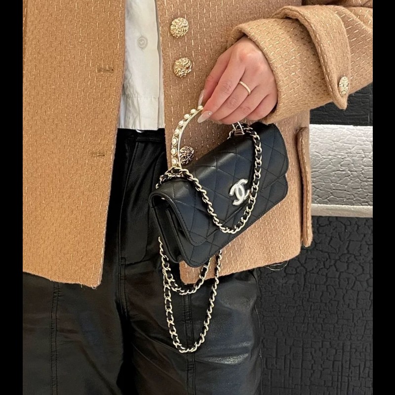 專櫃價7.8折！Chanel香奈兒  24P新款 黑金珍珠手柄 黑色油臘皮風琴包 小羊皮材質菱格紋  超美珍珠手柄 斜挎手提都很美-4