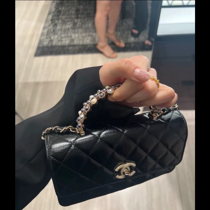 專櫃價7.8折！Chanel香奈兒  24P新款 黑金珍珠手柄 黑色油臘皮風琴包 小羊皮材質菱格紋  超美珍珠手柄 斜挎手提都很美-8