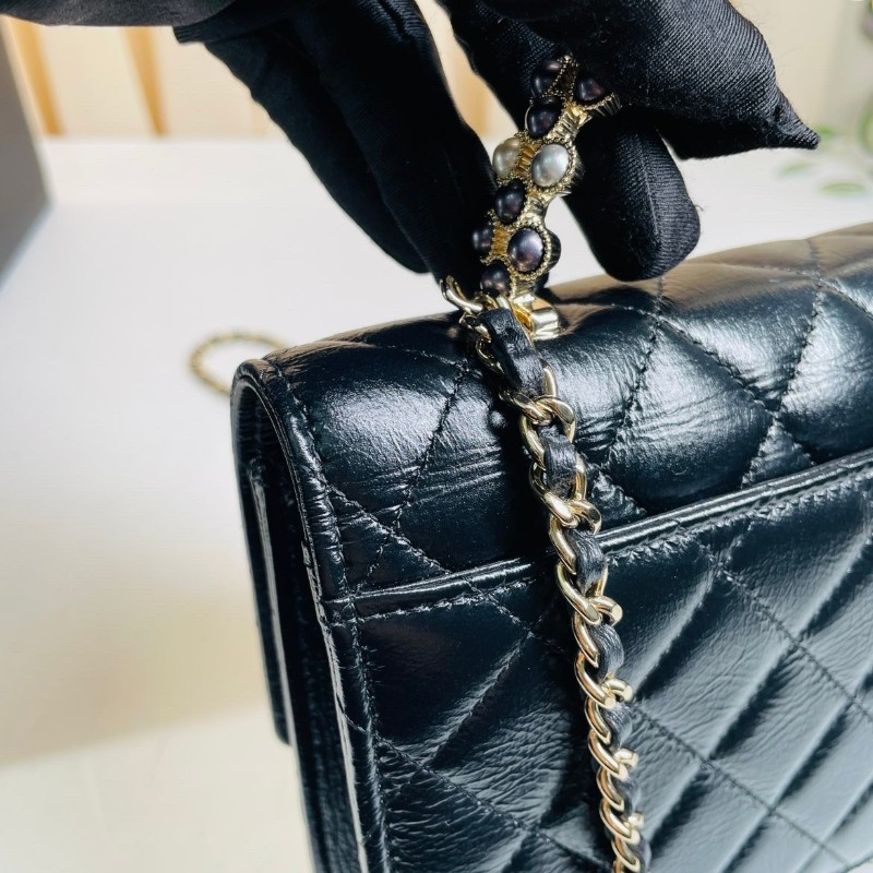 專櫃價7.8折！Chanel香奈兒  24P新款 黑金珍珠手柄 黑色油臘皮風琴包 小羊皮材質菱格紋  超美珍珠手柄 斜挎手提都很美-18