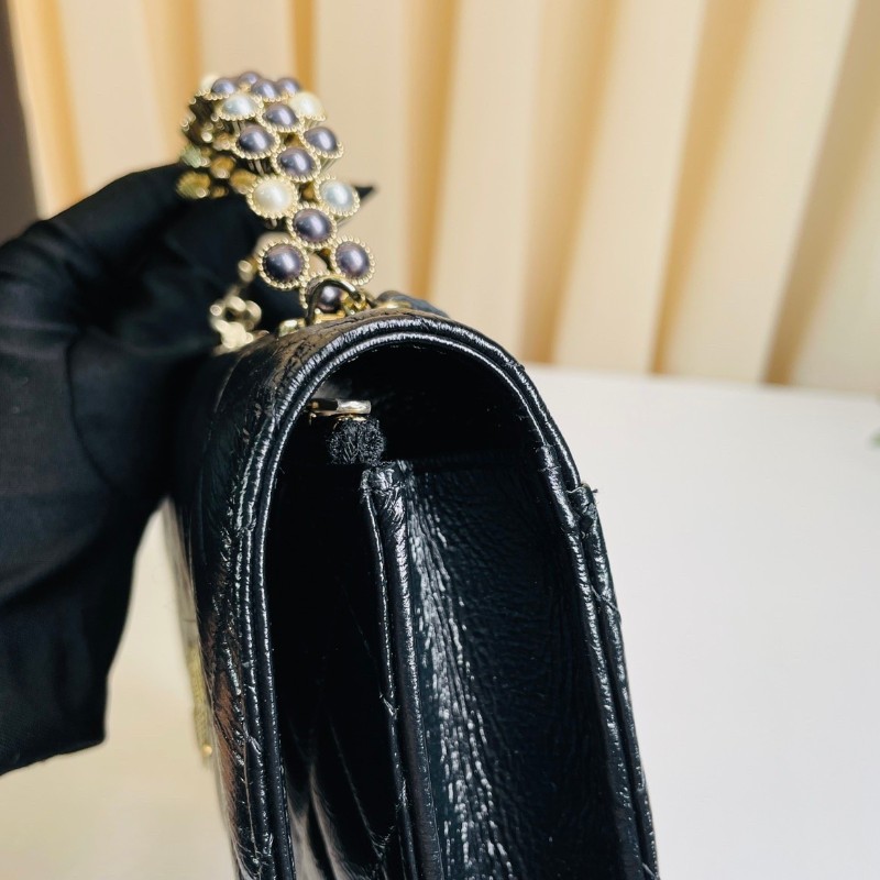 專櫃價7.8折！Chanel香奈兒  24P新款 黑金珍珠手柄 黑色油臘皮風琴包 小羊皮材質菱格紋  超美珍珠手柄 斜挎手提都很美-20