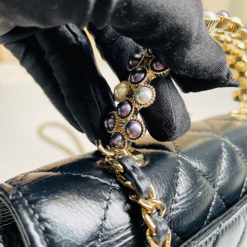 專櫃價7.8折！Chanel香奈兒  24P新款 黑金珍珠手柄 黑色油臘皮風琴包 小羊皮材質菱格紋  超美珍珠手柄 斜挎手提都很美-28