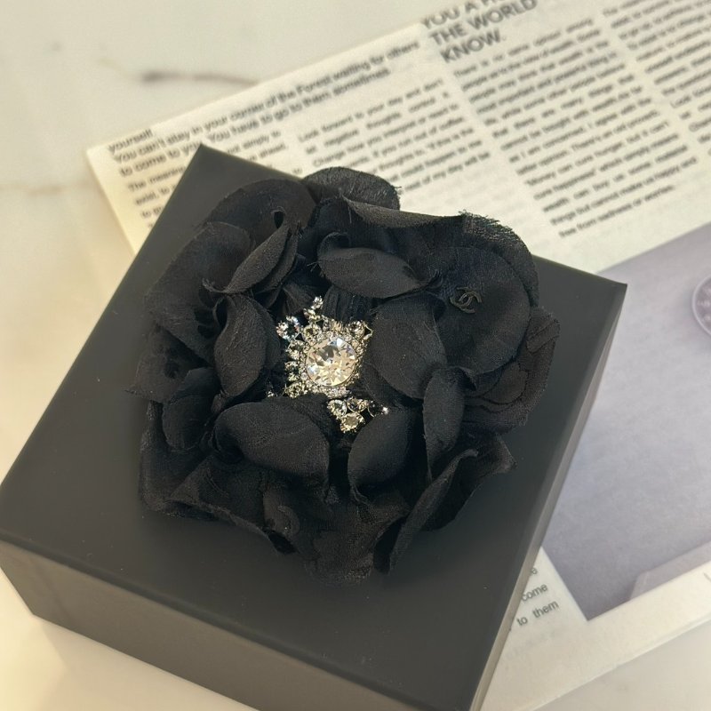 CHANEL 25A山茶花水鑽胸針-1