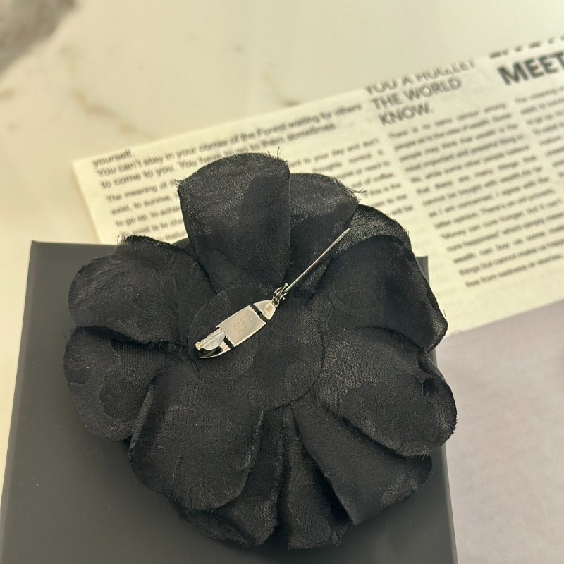 CHANEL 25A山茶花水鑽胸針-3