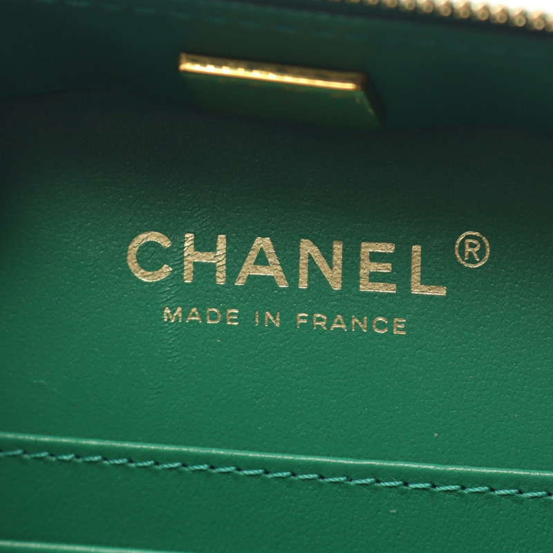 香奈兒 (CHANEL) 絎縫鏈條肩背斜背化妝包，綠色皮革，金色五金，二手 CC-3