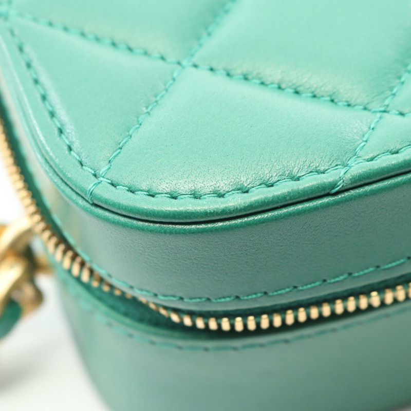 香奈兒 (CHANEL) 絎縫鏈條肩背斜背化妝包，綠色皮革，金色五金，二手 CC-6