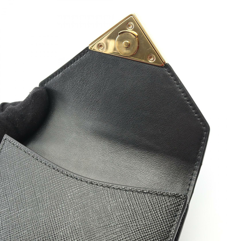 PRADA 三角形 Logo 鏈條手機包 1BP050 Saffiano 皮革 黑色-4