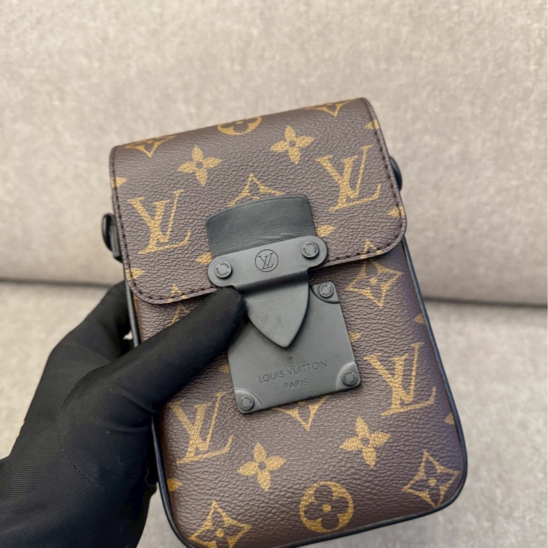 LV s-lock磁吸老花側背包-1