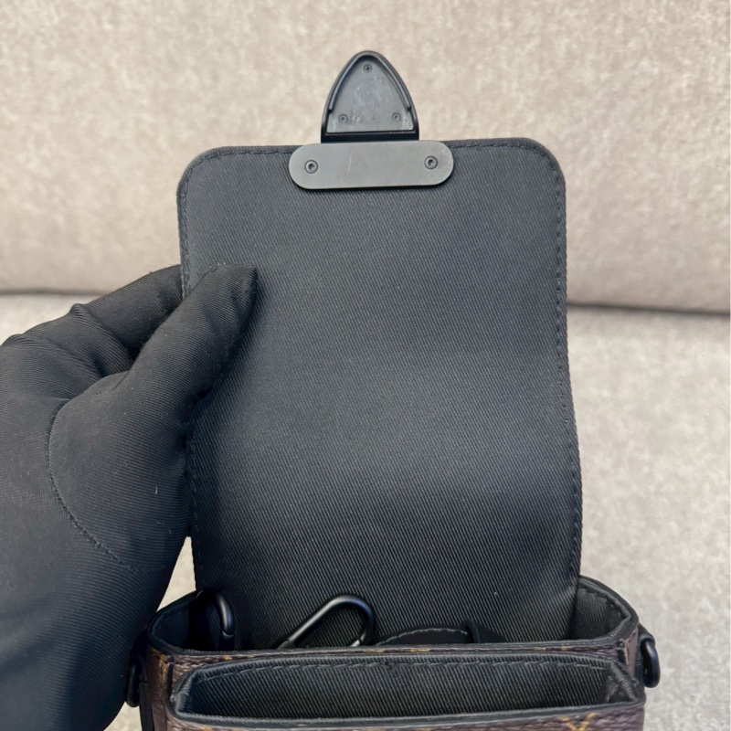 LV s-lock磁吸老花側背包-8