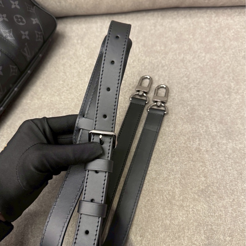 LV新款黑老花公事包-9