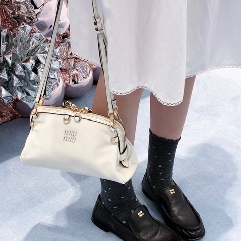 MIUMIU 新款白金Caprice手提肩背餃子包24*14*9 全新閒置配件塵袋