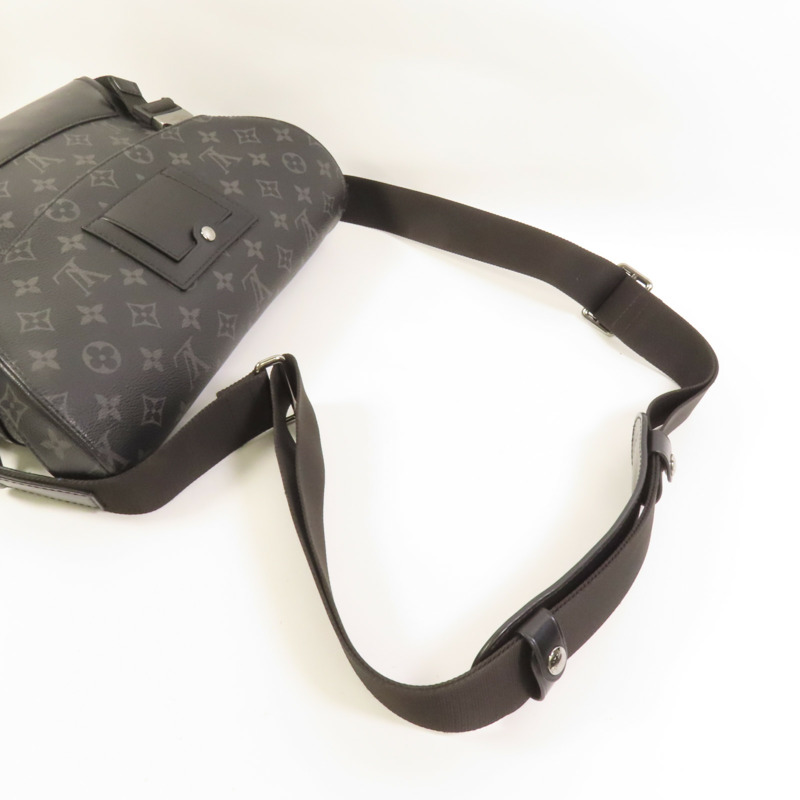 LOUIS VUITTON Monogram Eclipse/Taiga Outdoor Messenger銀扣肩背袋-4