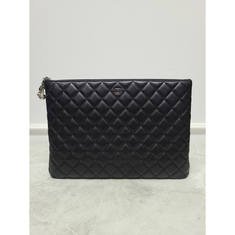 【包稅】CHANEL 黑色羊皮銀色火箭吊墜經典手拿包（大號）-0