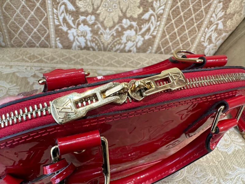 LV 紅漆亮皮金釦AlmaBB手提斜背包 M91771-10