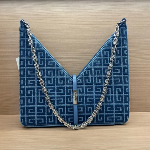 Givenchy 纪梵希 cut out 链条斜挎包 牛仔丹宁款 4G立体刺绣  容量足够 双肩带 可拆卸斜挎肩带 金属银色肩带不可卸（可单肩 也可做装饰） Cut out 辣妹潮人必备单品