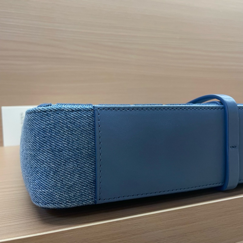 Givenchy 纪梵希 cut out 链条斜挎包 牛仔丹宁款 4G立体刺绣  容量足够 双肩带 可拆卸斜挎肩带 金属银色肩带不可卸（可单肩 也可做装饰） Cut out 辣妹潮人必备单品-3