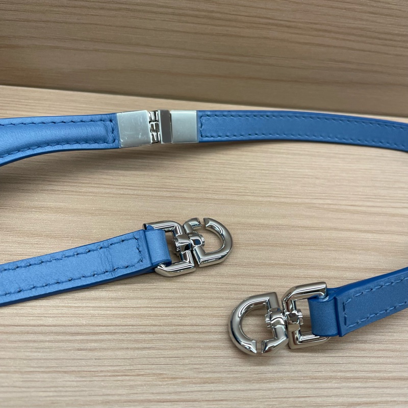 Givenchy 纪梵希 cut out 链条斜挎包 牛仔丹宁款 4G立体刺绣  容量足够 双肩带 可拆卸斜挎肩带 金属银色肩带不可卸（可单肩 也可做装饰） Cut out 辣妹潮人必备单品-9