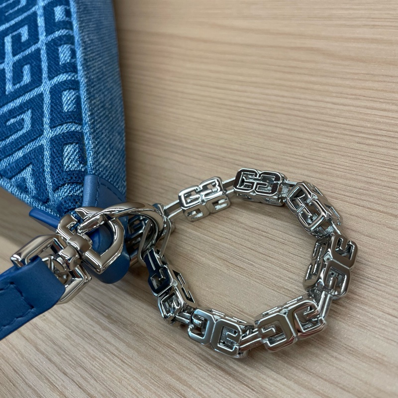 Givenchy 纪梵希 cut out 链条斜挎包 牛仔丹宁款 4G立体刺绣  容量足够 双肩带 可拆卸斜挎肩带 金属银色肩带不可卸（可单肩 也可做装饰） Cut out 辣妹潮人必备单品-10