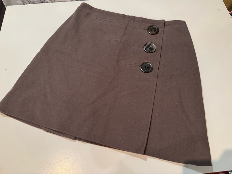 《新歡舊愛》正品LV路易威登毛料橄欖色A字短裙大牛角扣-1